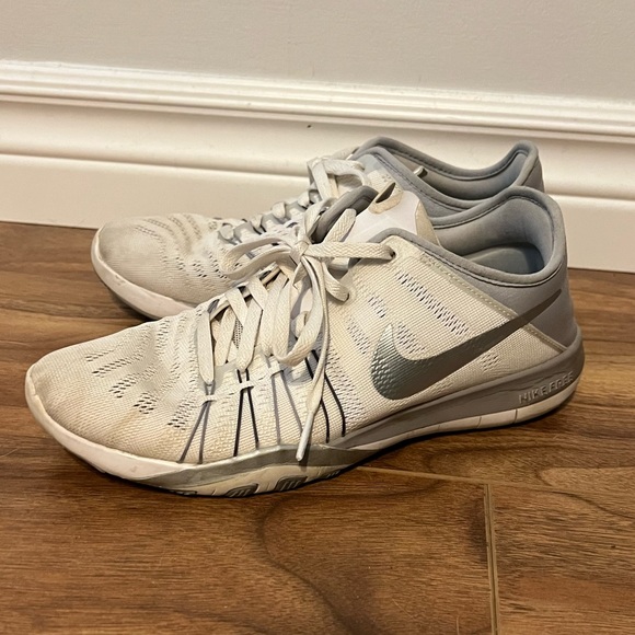 Nike Gym Shoes - Picture 1 of 2